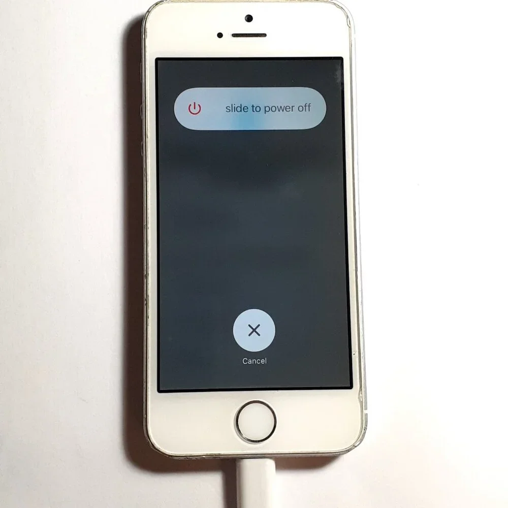 Apple iPhone SE 1st Generation (A1662 [WHITE-SILVER)-(Selling For parts only)